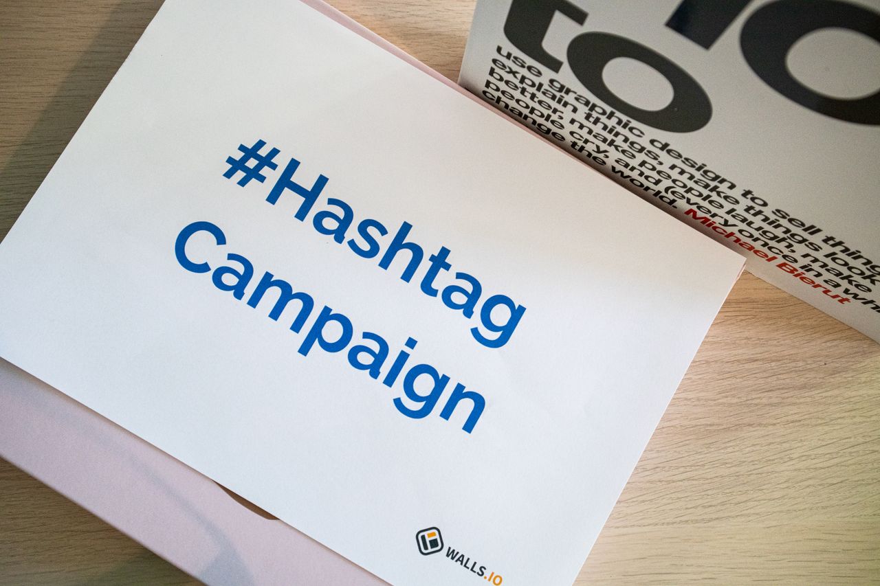 services-02 Une image conceptuelle d’une campagne de hashtag présentée sur papier pour des stratégies marketing.